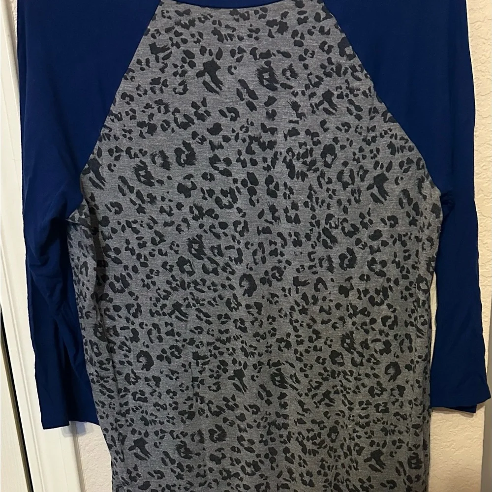 Maurices Blue and Gray Animal Print 3/4 Sleeve Top Size L - Picture 2 of 4